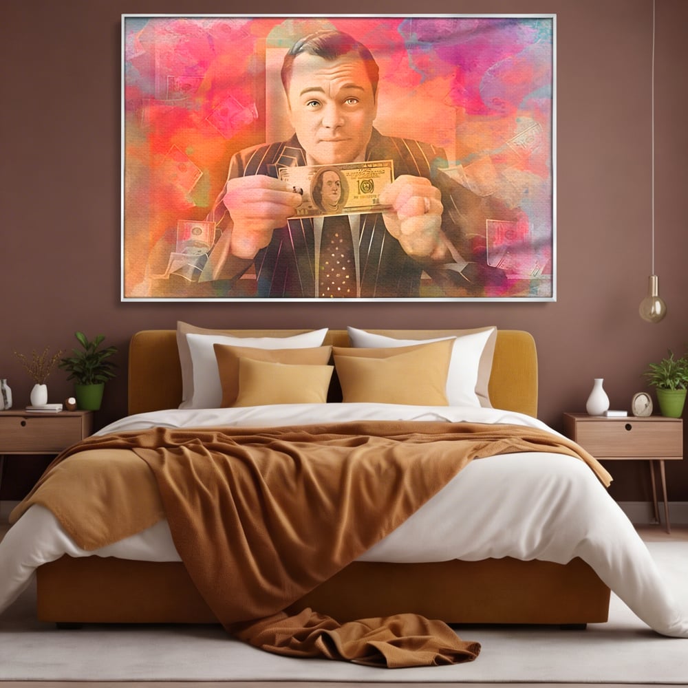 Tablou canvas cu tablou cu actorul leonardo dicaprio tinand bani, in rama de aluminiu argintiu, pe perete intr-un dormitor